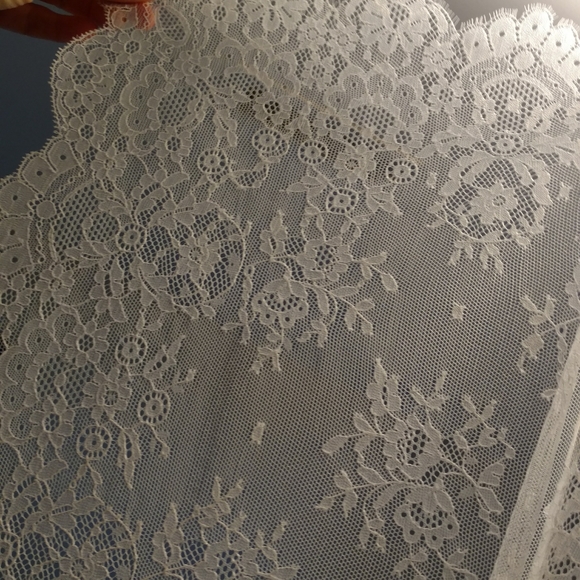 Genuine Spanish lace bridal mantilla veil - Picture 9 of 10